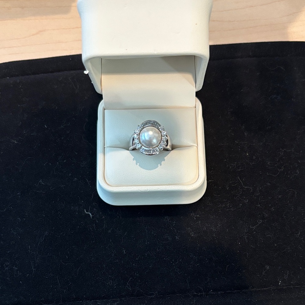 Lustrous Silver Pearl Ring